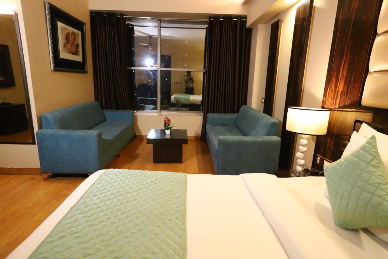 The Palm Spring A Boutique Hotel Naraina New Delhi Exterior photo