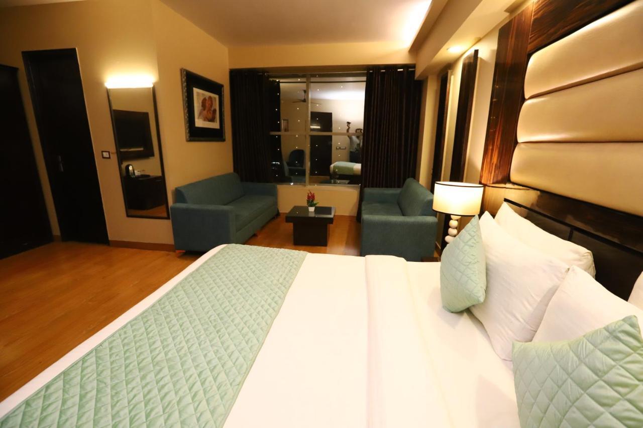 The Palm Spring A Boutique Hotel Naraina New Delhi Exterior photo